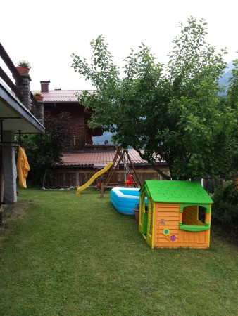 Garten mit Spielplatz und XXL Planschbecken